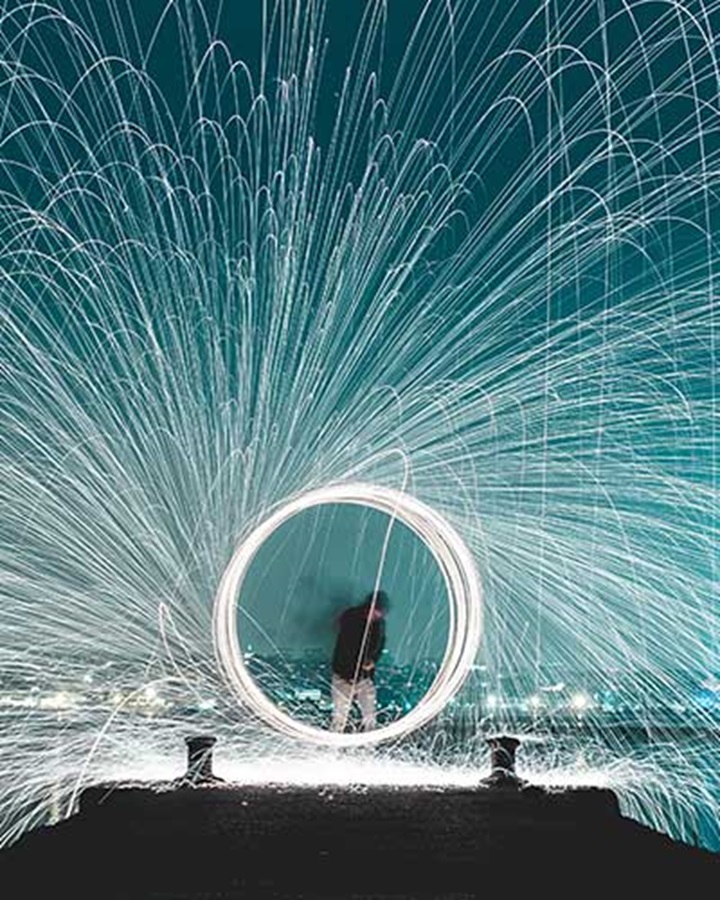 Pessoa a libertar feixes de luz representando experiência e know-how